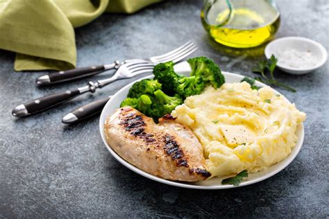 Pechugas de pollo al horno con puré de papas
