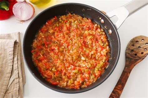 Sartén con sofrito de ajo, cebolla y jamón