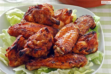Ingredientes frescos para alitas de pollo al horno