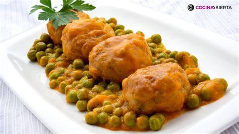 Albóndigas de merluza terminadas con guarnición de guisantes
