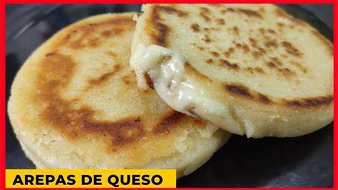 Salsa de queso caliente sobre arepas rellenas