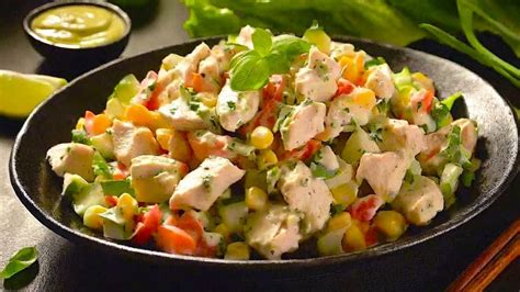 Salpicón de pollo escabechado servido en un plato