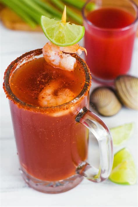 Michelada con tomate y limón
