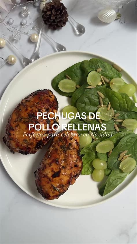 Pechugas de pollo rellenas, atadas y listas para hornear