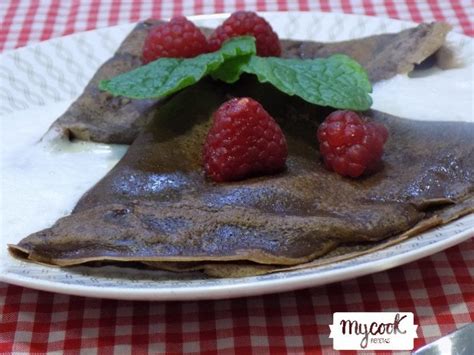 Crepes de chocolate con frambuesas y nata