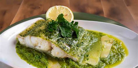 Presentación final de la merluza en salsa verde