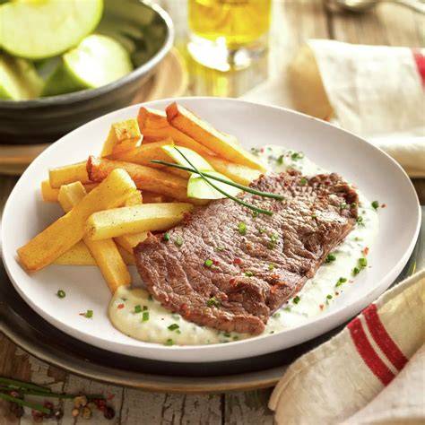 Plato de filete de ternera con chimichurri y patatas