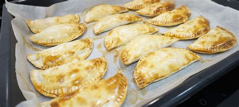 Empanadillas horneándose en el horno