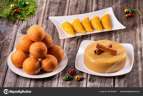 Mesa navideña colombiana con buñuelos, natilla y hojuelas