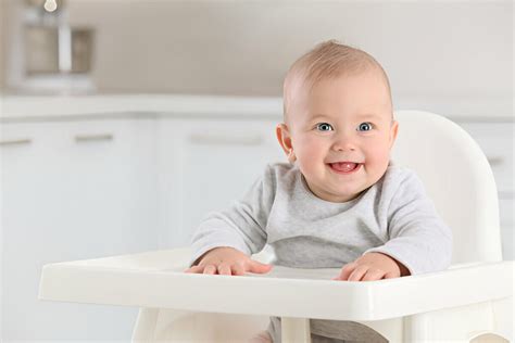 Bebé sentado en trona listo para comer