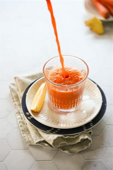 vaso de jugo natural de zanahoria, manzana y naranja