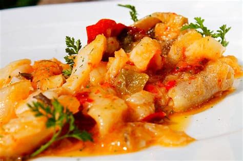 Ingredientes frescos para preparar bacalao al ajoarriero
