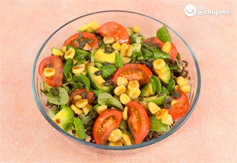 ensalada de legumbres colorida con aguacate y semillas