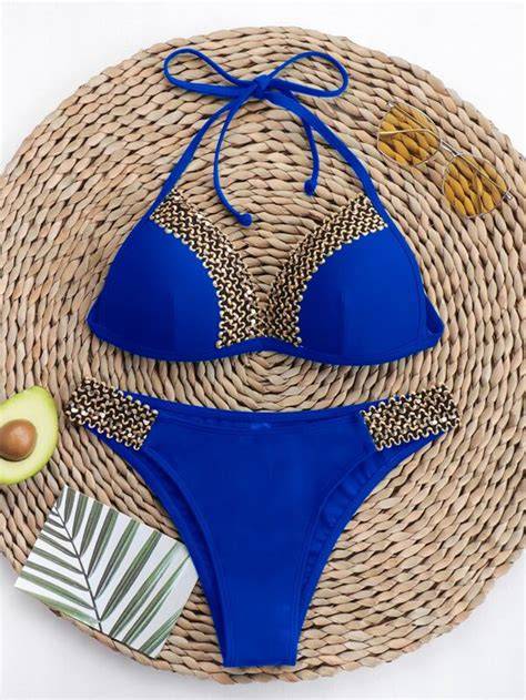 Mujer luciendo un bikini con aro y relleno en la playa