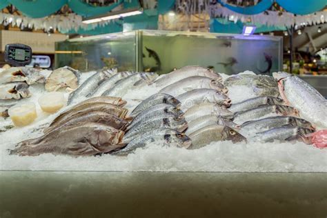 Pescado fresco en una pescadería
