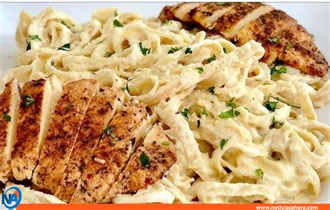 Pollo Tikka Alfredo servido con pasta