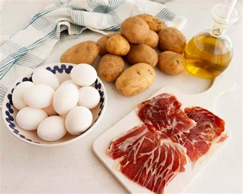 Variaciones de huevos rotos con diferentes ingredientes