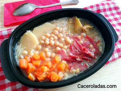 Puchero recién hecho con fideos y verduras