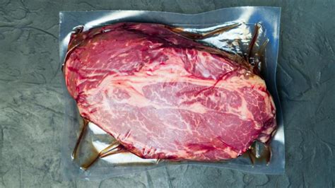 Correcto envasado al vacío de piezas de carne para conservación