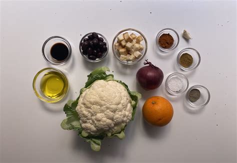 Tabla con ingredientes frescos para ensalada de coliflor