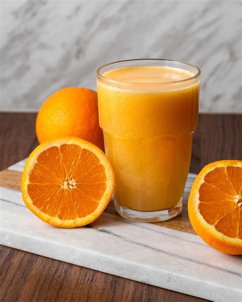 Vaso de jugo de zanahoria recién exprimido
