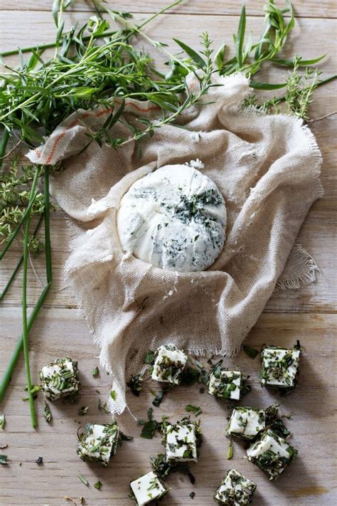 queso fresco servido con hierbas aromáticas