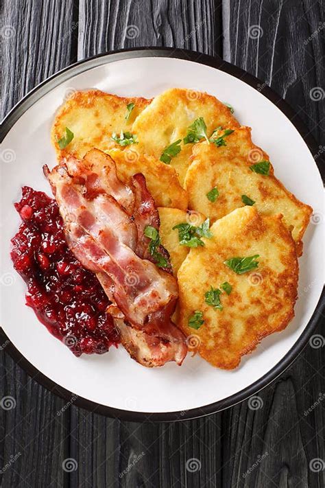 Plato de Raggmunk con panceta crujiente y mermelada de arándanos