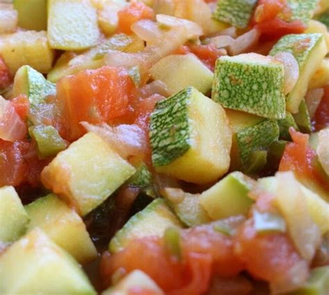 Ingredientes frescos picados para las calabacitas