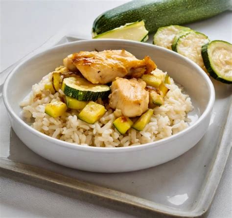 Calabacitas servidas con arroz blanco