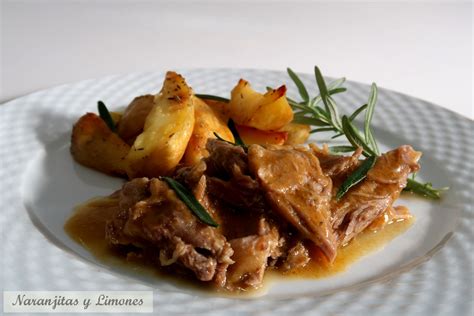 Plato tradicional de carne de cordero servido en una mesa