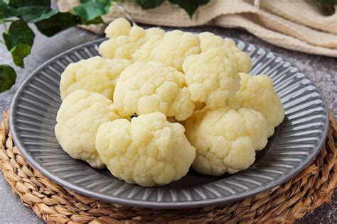 Plato de coliflor recién cocinada