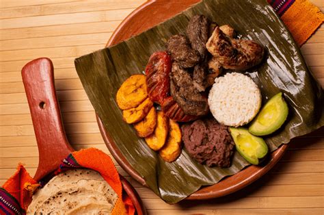 Plato típico de la cocina menorquina con ingredientes frescos