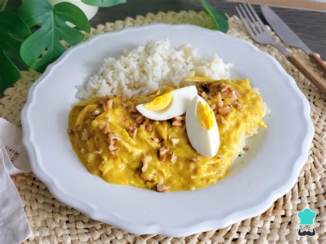 Plato tradicional de gallina en leche servido en una mesa rústica
