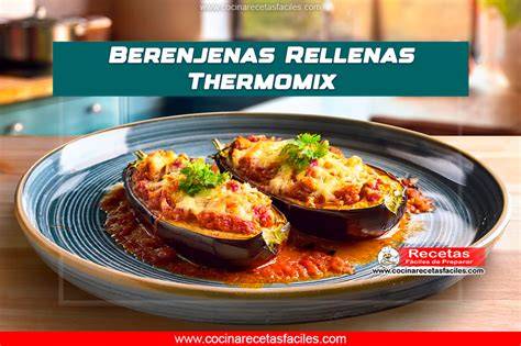 Berenjenas y zapallitos frescos sobre una mesa de cocina