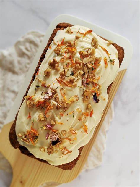 Bizcocho de zanahoria decorado con frosting de queso