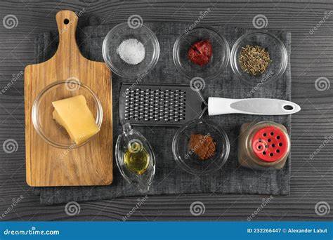 Ingredientes frescos sobre una mesa de madera preparados para cocinar