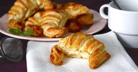 Croissants de hojaldre dorados y azucarados