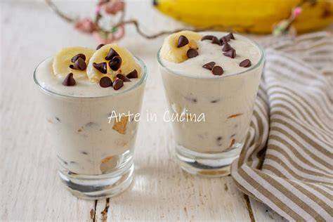 Mousse de plátano servida en copas individuales con decoración de chocolate