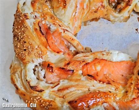 Corona de hojaldre con salmón y queso recién horneada