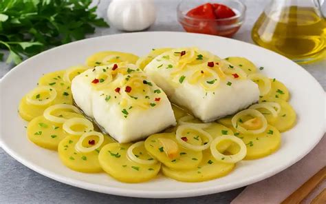 bacalao con cebolla caramelizada y patatas emplatado