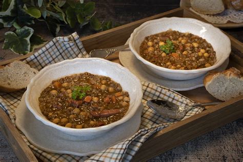 Plato variado de legumbres como lentejas, garbanzos y alubias