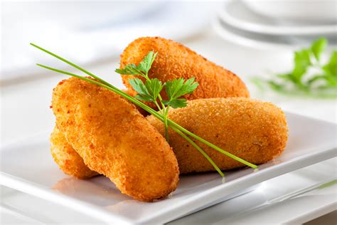 Plato de croquetas de jamón ibérico recién fritas