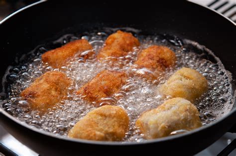 Infografía sobre los pasos para freír correctamente las croquetas