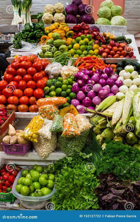mercado de abastos con variedad de legumbres frescas