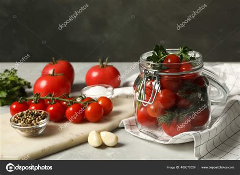 tomates maduros frescos y especias mediterráneas