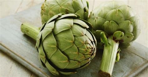 Ilustración de una alcachofa con sus nutrientes