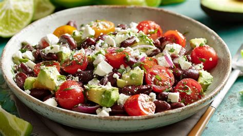 plato de ensalada de frijoles rojos