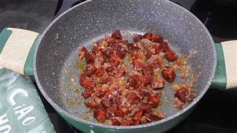 Sartén con chorizo y cebolla cocinándose