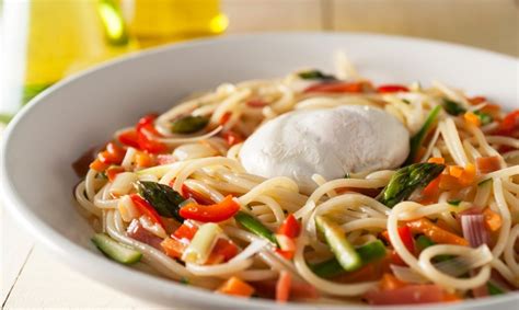 Plato de espaguetis cremosos con verduras y leche de coco