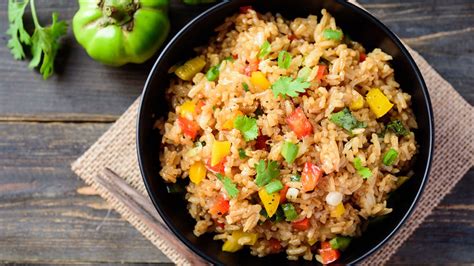 Plato de arroz vaporizado salteado con verduras frescas